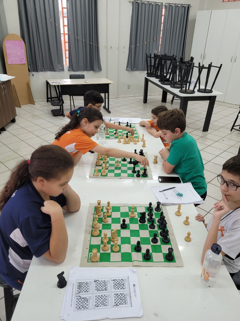 Jogo de xadrez infantil concentrado desenvolvimento cerebral e