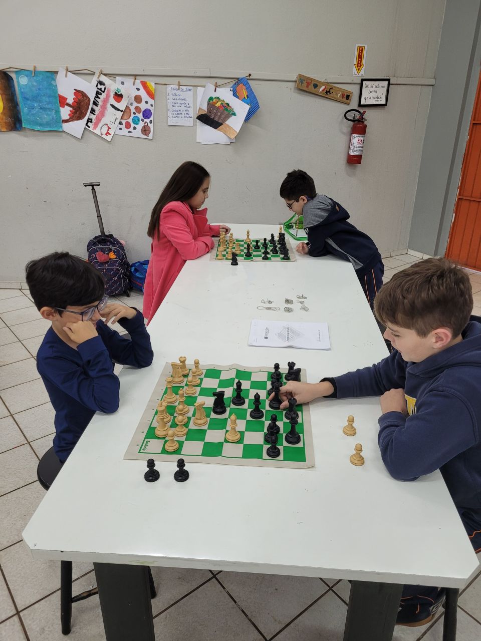 Jogo de xadrez para crianças shool kid jogando xadrez na sala de