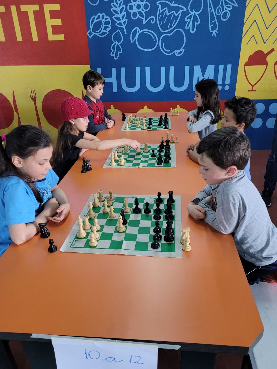 Treinamento de xadrez online o torneio de xadrez de treinamento escolar na  escola treinamento de acampamento escolar inteligente e bonito jogos e  atividades jogar xadrez no centro de ciências o próximo jogo