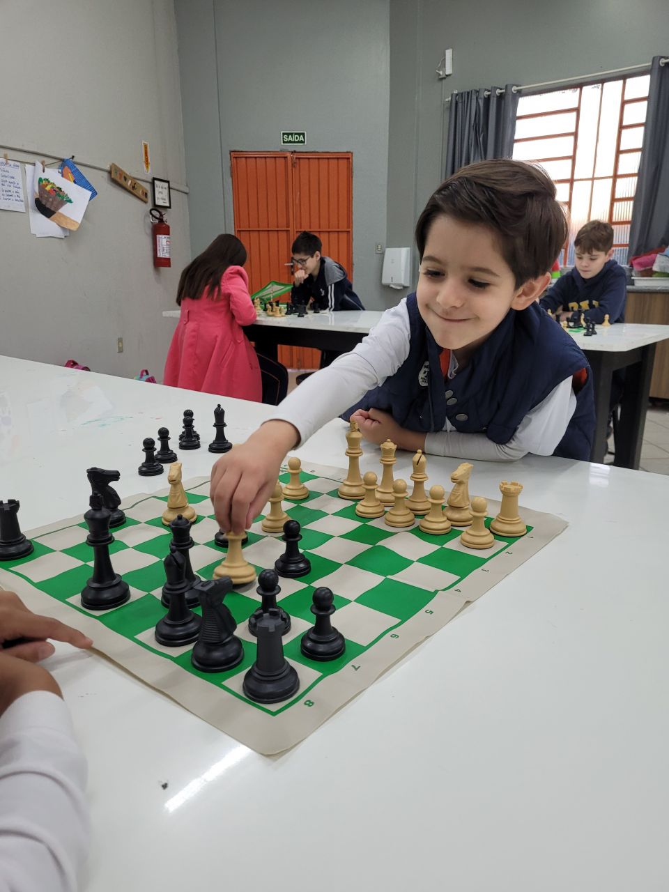 Plastibras - Aprender xadrez traz diversos benefícios e quando se trata de  crianças, contribui para seu desenvolvimento mental, motor, social,  cultural, comportamental e emocional, além de melhorar o rendimento  escolar. Para jogar